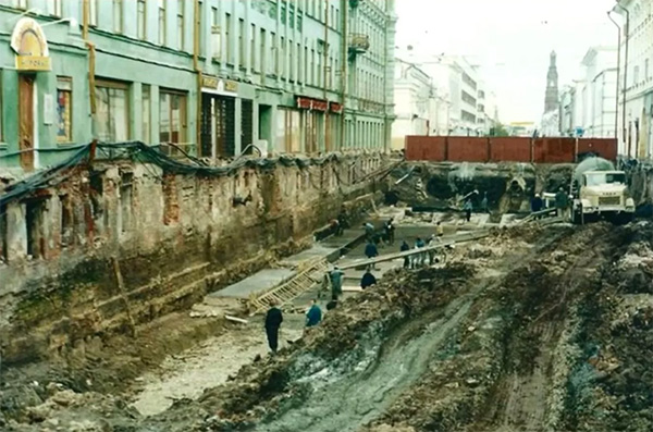 Экспедиции к выпаривателям родниковой воды - Страница 32 Kazan_raskopki_okna_v_zemle